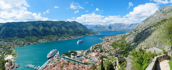 Prachtig Uitzicht Twee Grote Liners Baai Van Kotor Montenegro — Stockfoto