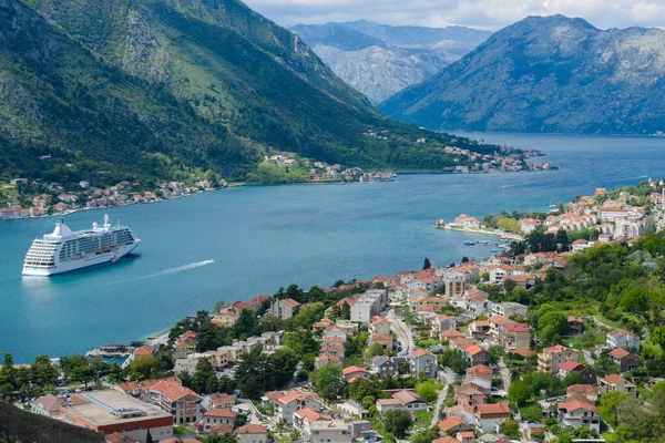 Piękny Widok Duży Statek Zatoce Kotor Czarnogóra — Zdjęcie stockowe