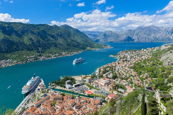 Piękny Widok Dwa Duże Liniowce Zatoce Kotor Czarnogóra — Zdjęcie stockowe