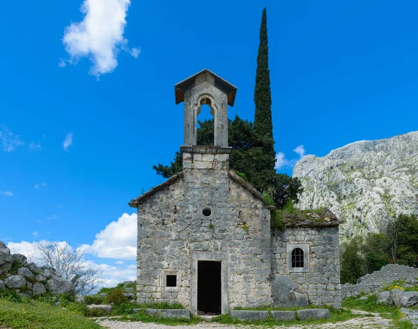 Régi Romos Középkori Templom Hegyekben Közel Város Kotor Montenegróban Stock Fotó