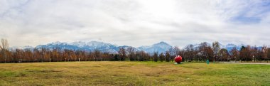 Sonbaharda park et, arka planda dağlar olsun. Almaty. Kazakistan