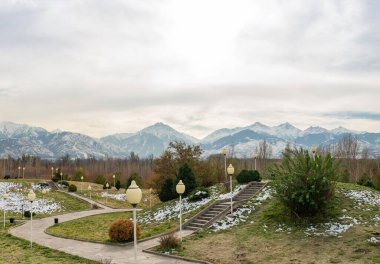 Sonbaharda park et, arka planda dağlar olsun. Almaty. Kazakistan