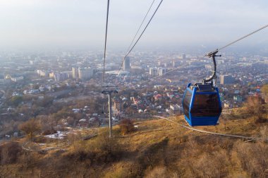 Sonbaharda Almaty şehrinin üzerindeki halat. Kazakistan