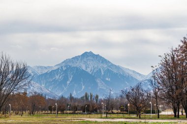 Sonbaharda park et, arka planda dağlar olsun. Almaty. Kazakistan