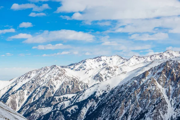 Άποψη Των Βουνών Κοντά Στο Χιονοδρομικό Κέντρο Shymbulak Χιονισμένα Βουνά — Φωτογραφία Αρχείου