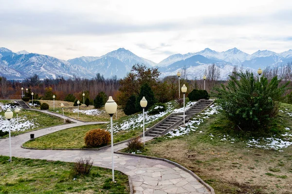 Parque Outono Montanhas Fundo Almaty Cazaquistão — Fotografia de Stock