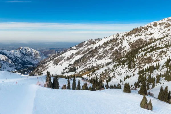 Blick Auf Die Berge Beim Skigebiet Shymbulak Schneeberge Almaty lizenzfreie Stockfotos