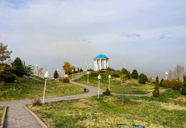 Rotunda Parken Almaty Också Kazakstan Royaltyfria Stockbilder