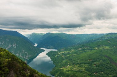 Banjska Stena Yeşil dağların, Peruac Gölü ve Drina Kanyonu 'nun üzerinde gözcülük yapıyor