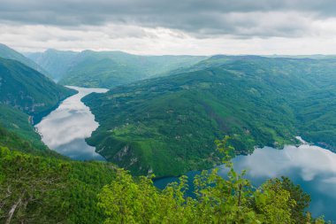 Banjska Stena Yeşil dağların, Peruac Gölü ve Drina Kanyonu 'nun üzerinde gözcülük yapıyor