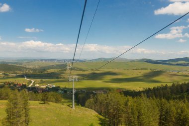 Zlatibor 'dan Tornik dağına giden bir araç. Gökyüzünden güzel bir yaz manzarası.
