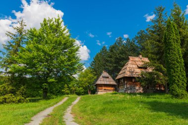 Sırp köyünde eski ahşap evler. Yazın kırsal alan