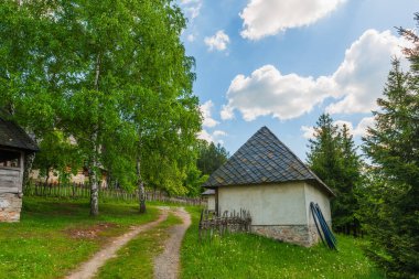 Sırp köyünde eski ahşap evler. Yazın kırsal alan