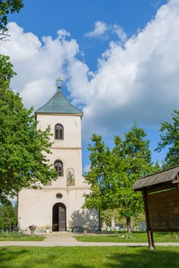 Kilise, Sirogojno, Zlatibor, Sırbistan 'daki (1764 yılında inşa edilen) Kutsal Havariler Peter ve Paul' e adanmıştır.)  