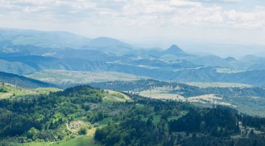 Banjska Stena Yeşil dağların, Peruac Gölü ve Drina Kanyonu 'nun üzerinde gözcülük yapıyor