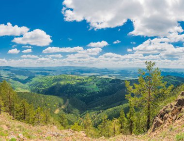 Banjska Stena Yeşil dağların, Peruac Gölü ve Drina Kanyonu 'nun üzerinde gözcülük yapıyor