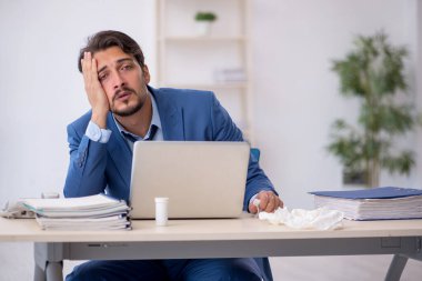 İş yerinde acı çeken genç bir işadamı