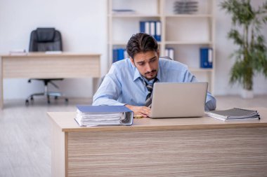 İş yerinde çalışan genç bir işadamı