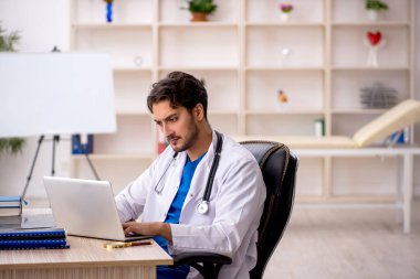 Teletıp konseptinde genç doktor