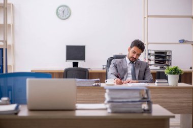 Ofiste çalışan genç işadamı.