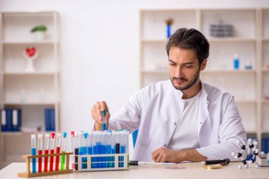 Laboratuvarda çalışan genç bir kimyager.