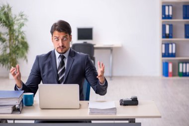 Ofiste çalışan genç işadamı.