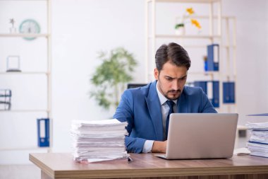 Ofiste çalışan genç bir erkek.