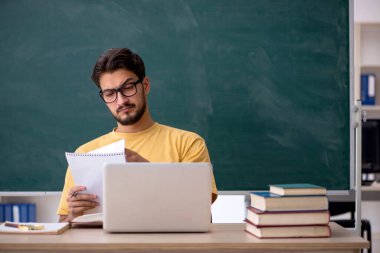 Telekulasyon konseptinde genç öğrenci