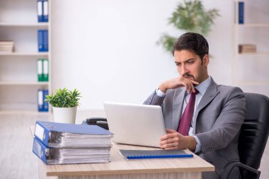 İş yerinde çalışan genç bir işadamı