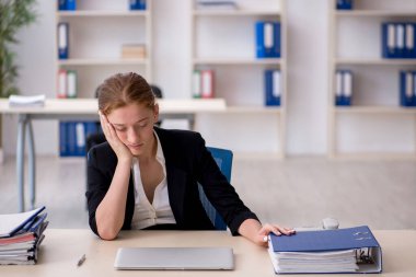 İş yerinde oturan kadın çalışan.