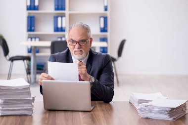 Eski çalışanım ve ofiste çok işim var.