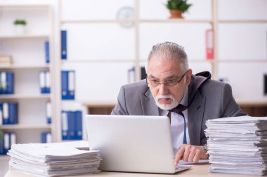 Ofisteki aşırı işten memnun olmayan eski bir işadamı.