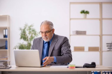 İş yerinde çalışan eski bir işadamı