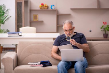 Yaşlı adam salgın sırasında evden çalışıyor.