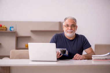 Yaşlı adam salgın sırasında evden çalışıyor.