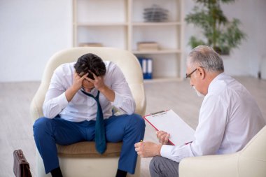 Genç işadamı yaşlı psikoloğu ziyaret ediyor