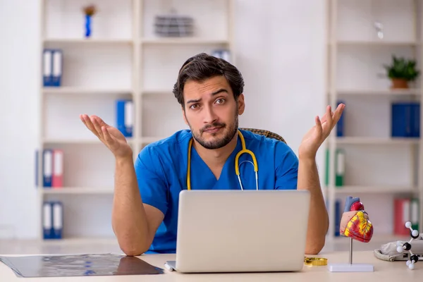 Young Doctor Working Clinic — Stock Photo, Image