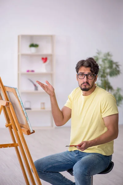 年轻的男性画家喜欢在家里作画 — 图库照片
