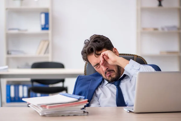 Empleado Joven Empresario Extremadamente Cansado Lugar Trabajo —  Fotos de Stock