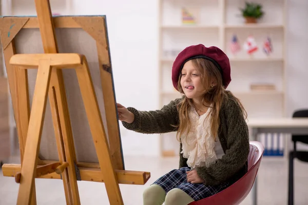 Junge Kleine Mädchen Genießen Malerei Hause — Stockfoto