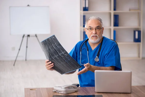 Velho Médico Radiologista Sexo Masculino Trabalhando Hospital — Fotografia de Stock