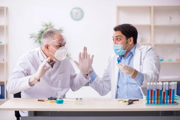 Δύο Χημικοί Που Εργάζονται Στο Εργαστήριο Κατά Διάρκεια Πανδημίας — Φωτογραφία Αρχείου