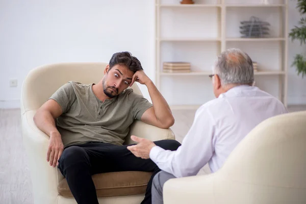 stock image Young man visiting experienced psychologist