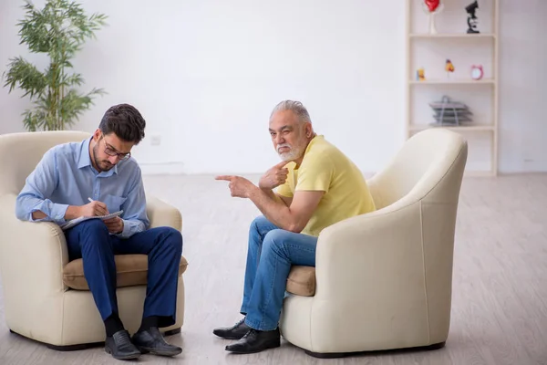 Old Man Visiting Young Psychotherapist — Stock Photo, Image