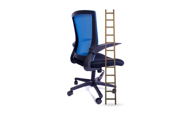 Krzesło Biurowe Drabiną Koncepcji Kariery — Zdjęcie stockowe
