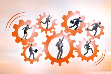 Takım çalışması konseptinde iş adamları