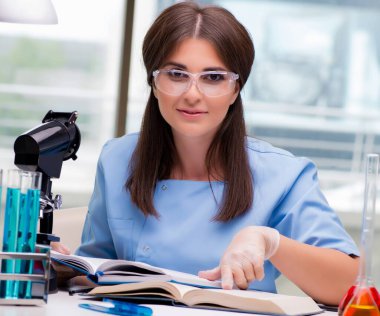 Laboratuvarda çalışan genç kadın.