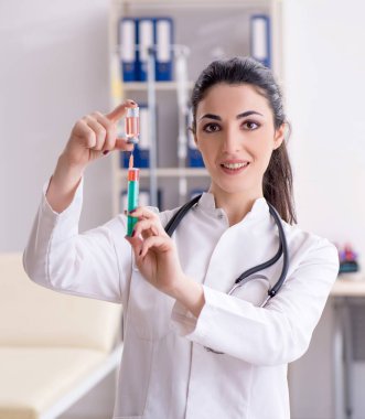 Enfüzyon konseptinde genç bayan doktor.