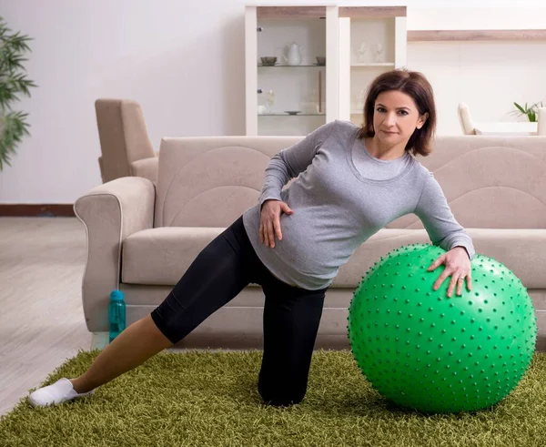 Die Betagte Schwangere Macht Hause Übungen — Stockfoto