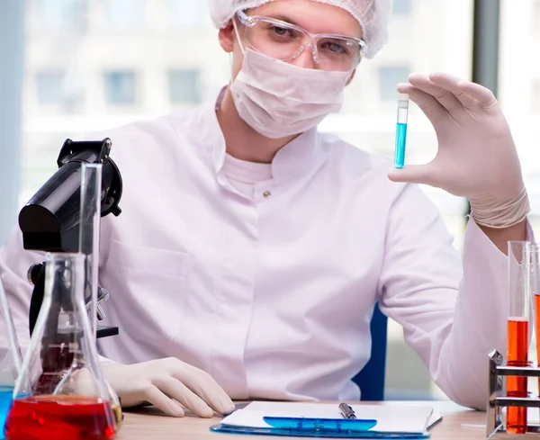 Hombre Que Trabaja Laboratorio Químico Proyecto Ciencia —  Fotos de Stock